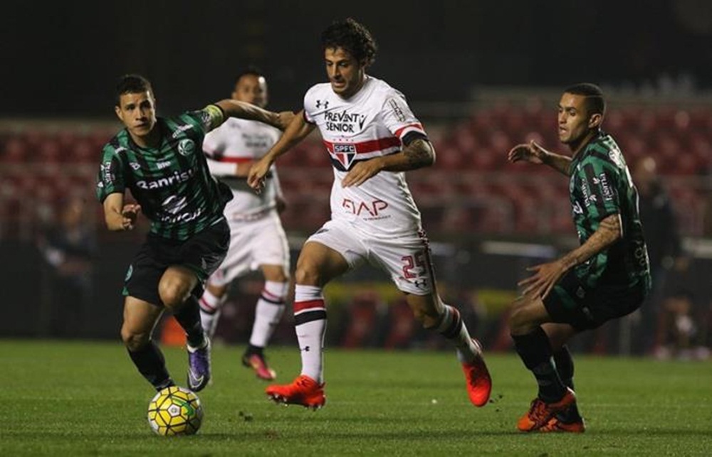 Ir para  <p>O Juventude decretou a zebra da Copa do Brasil, contra o S&atilde;o Paulo nesta quarta-feira. Em pleno Morumbi, a equipe da Serra Ga&uacute;cha arrancou na ra&ccedil;a a vit&oacute;ria por 2 a 1, segurando a vantagem...
